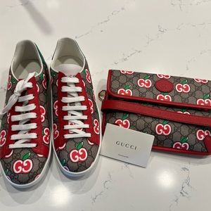 women’s gucci sneaker and waist bag size 40 shoes. Never worn!!